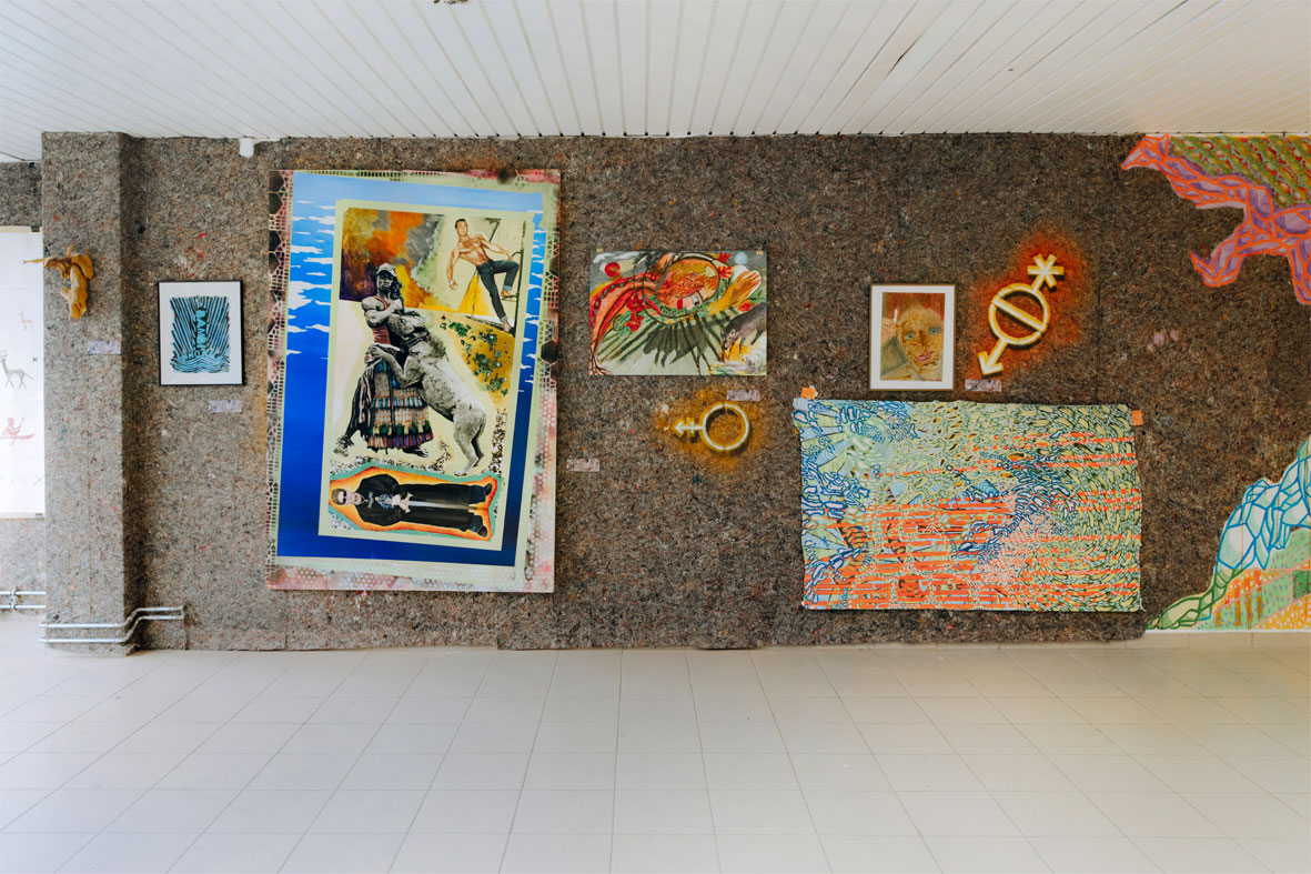 5 Kunstwerke hängen an die Wand der Galerie M